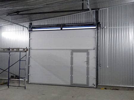 Подъемные ворота с калиткой для гаража в Перми